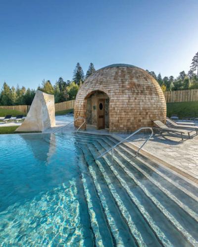 Room next to the pool
