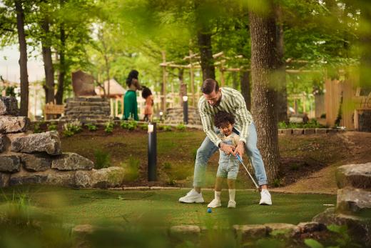Fader en kind aan het spelen in een vakantiepark