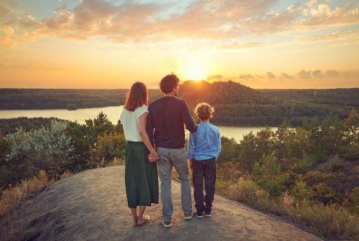 Een familie en de zonsondergang 